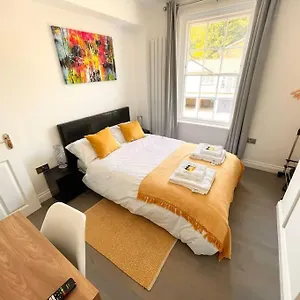  Apartment Entire Hosted By Pius United Kingdom